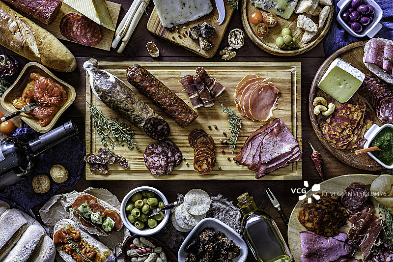 腌火腿和奶酪的小吃美味的开胃菜放在有拷贝空间的乡村木桌上图片素材