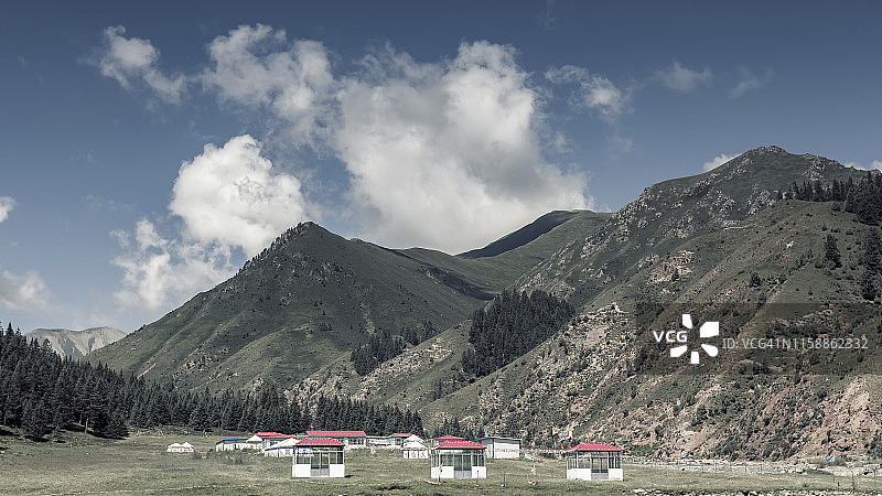 中国青藏高原山脉下的房子图片素材