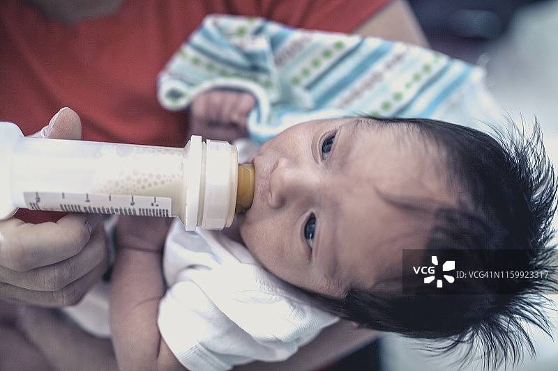 婴儿奶瓶和一个婴儿图片素材