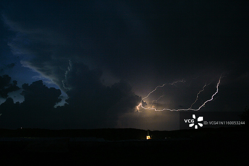 雷暴云层间的闪电，空中的电。图片素材