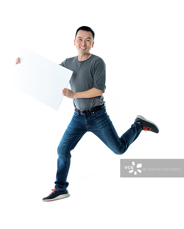 一个男人在白色背景上举着一张空白的公告牌图片素材