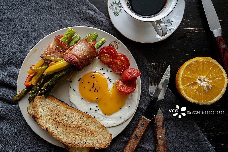 自制健康早餐:吐司、煎蛋、培根卷和咖啡图片素材