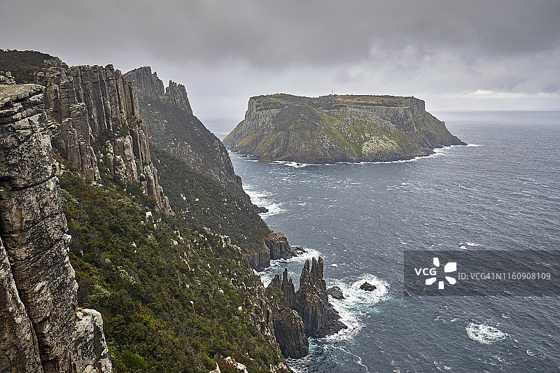 有岩石海岸线，高海悬崖和塔斯曼岛，澳大利亚的海景图片素材