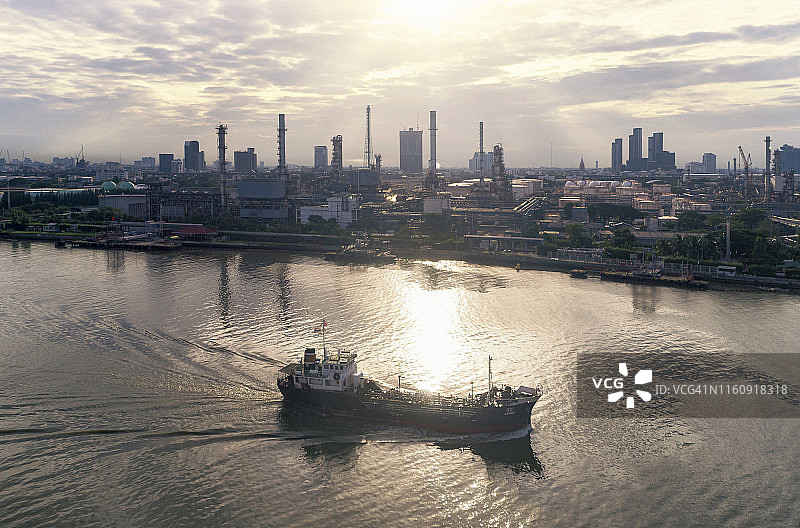 油船油轮在海上或河上运输石油与炼油厂背景的运输或工业概念。图片素材