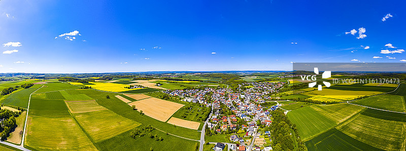 德国黑森乌辛根和施瓦巴赫附近的油菜田和玉米地的鸟瞰图图片素材