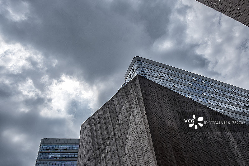 蓝天白云下的现代建筑立面图片素材