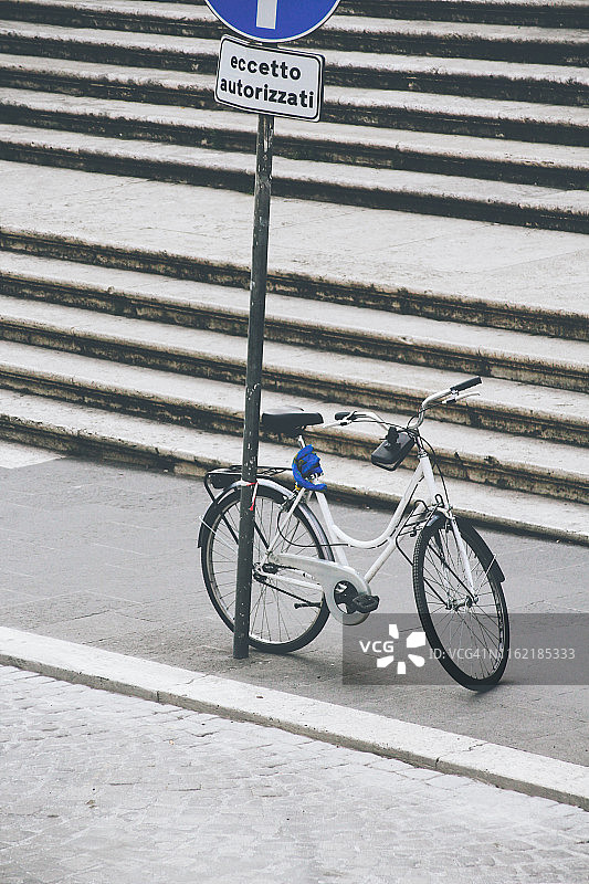 白色自行车停在街上图片素材