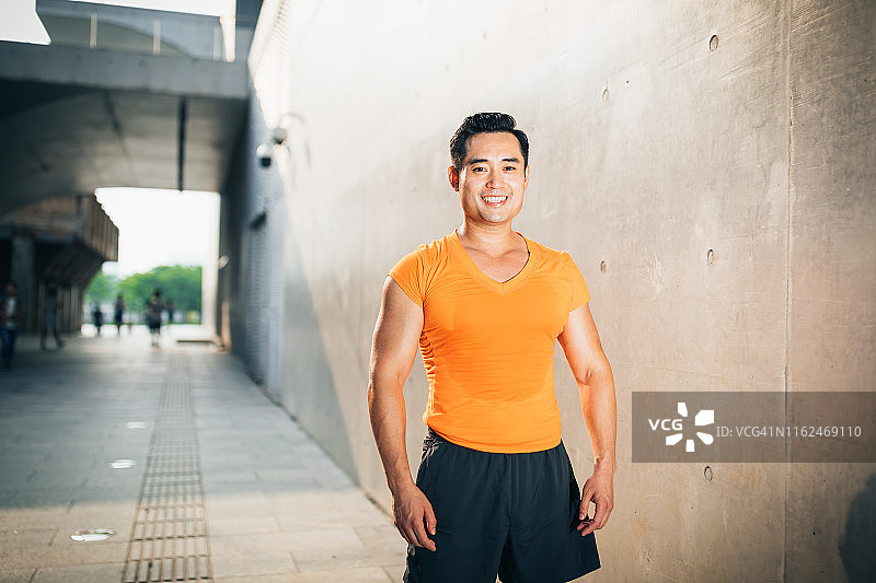 肖像运动亚洲中间人得到更健康的决定开始。健康与健身理念。图片素材