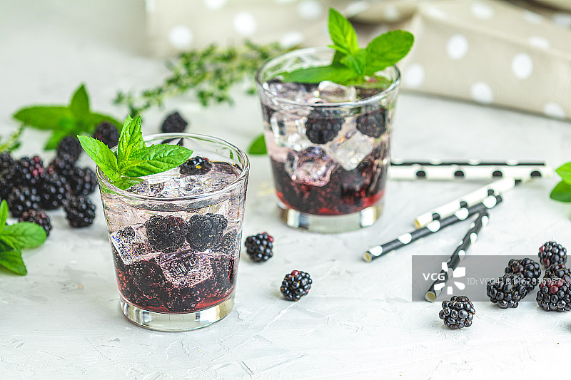 寒冷的夏季浆果饮料与黑莓图片素材
