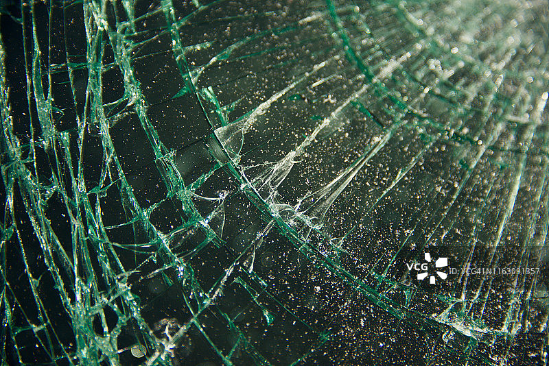 被破坏的汽车玻璃，重点放在裂缝上图片素材