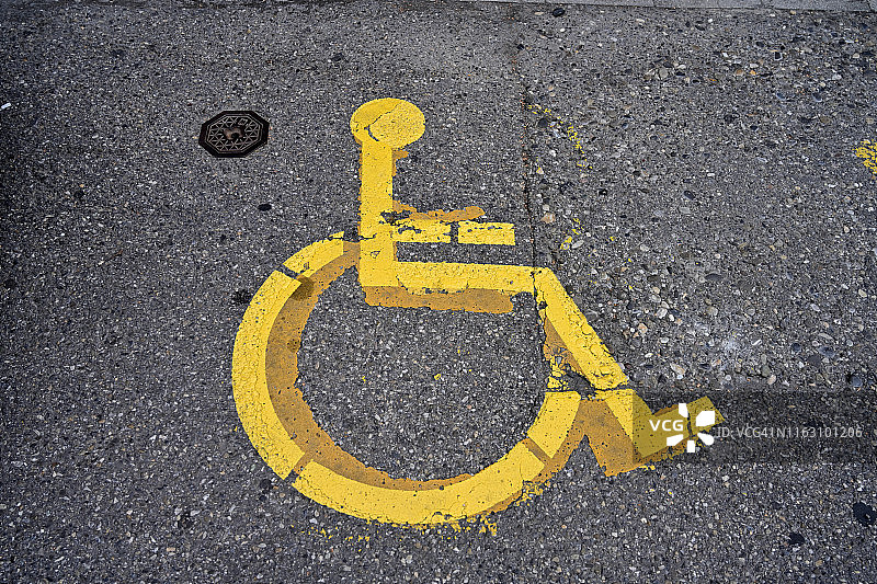 瑞士贝尔市中心的残疾人停车标志图片素材