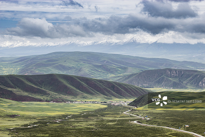 中国青藏高原的丹霞地貌和牧场图片素材