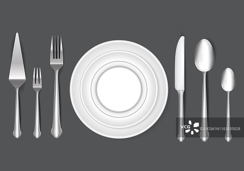 一套现实的刀叉和勺子，在晚餐的概念。图片素材