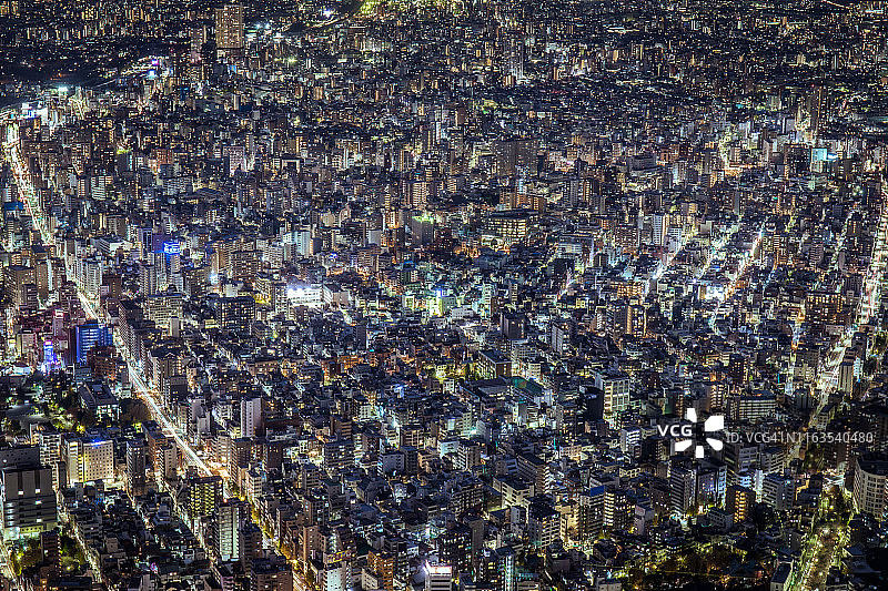 东京，日本，夜晚天空下城市建筑的高角度视图图片素材