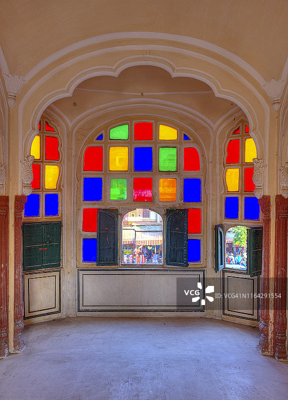 印度斋浦尔的Hawa Mahal(“风的宫殿”或“风的宫殿”)是一座宫殿，里面的彩色窗户。图片素材