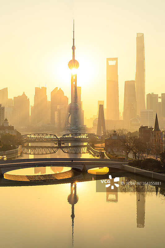中国上海日出时的现代城市景观和摩天大楼图片素材