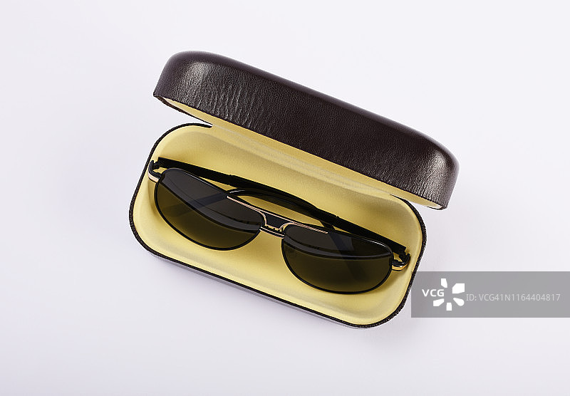 太阳镜在一个眼镜盒孤立的白色图片素材