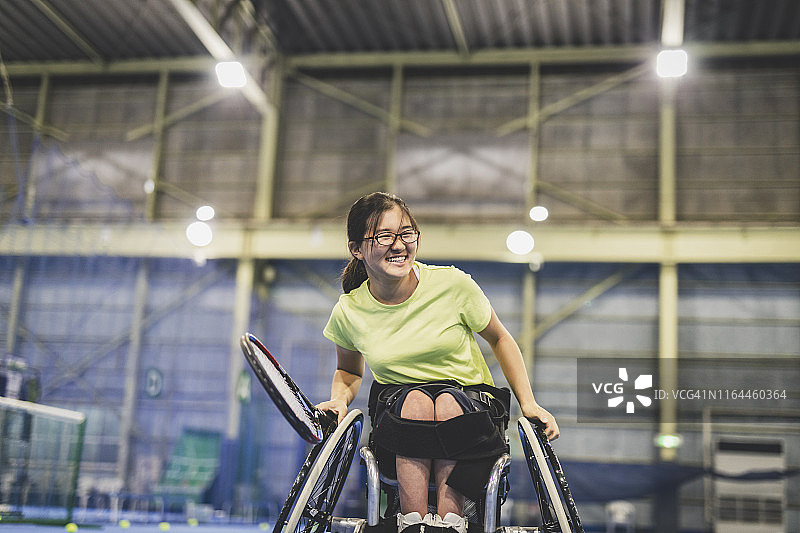 残疾人女运动员打轮椅网球图片素材