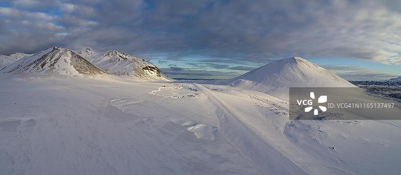 Berserkjahraun，冰岛Snaefellsnes半岛，被雪覆盖的火山口熔岩区图片素材