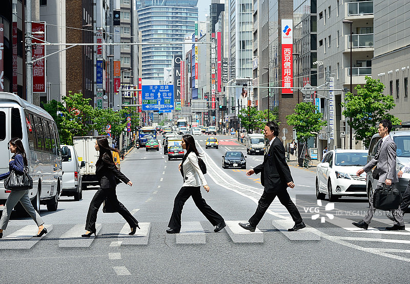 立体错觉斑马线，横穿东京街道图片素材