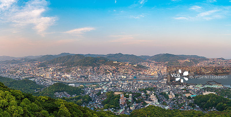 日落时分俯瞰长崎的城市景观图片素材