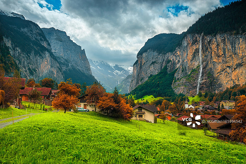令人叹为观止的Lauterbrunnen村庄和Staubbach瀑布，Bernese Oberland，瑞士，欧洲图片素材
