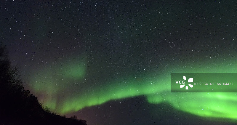 挪威北部的北极光，尼卡瓦海滩上的星夜图片素材
