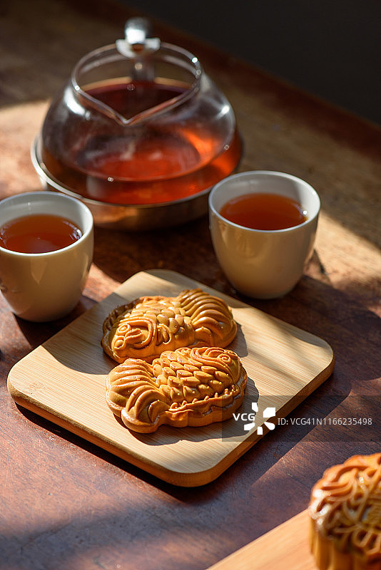 中国传统节日中秋节鱼娃娃月饼和中国茶图片素材