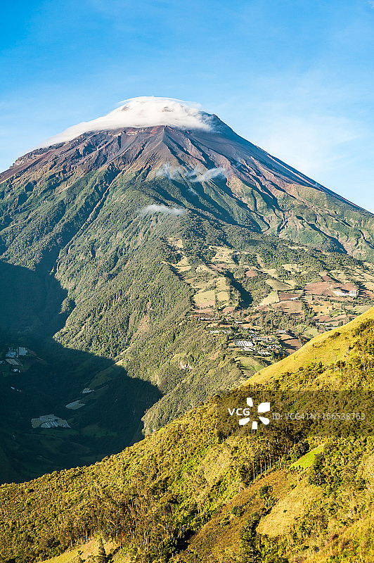 在日出时，通古拉瓦火山的惊人景色图片素材