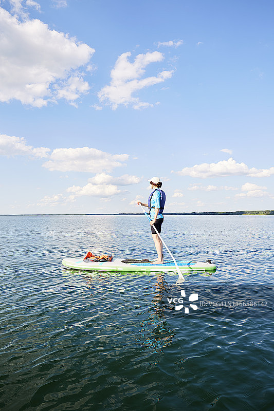 女子桨板(SUP)在湖Müritz，梅克伦堡- vorpommern，德国图片素材