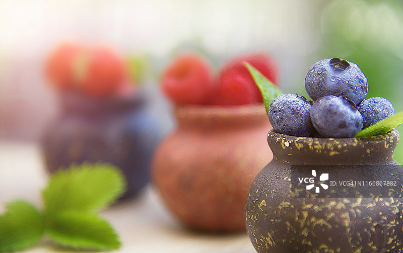 碗里的蓝莓和树莓图片素材