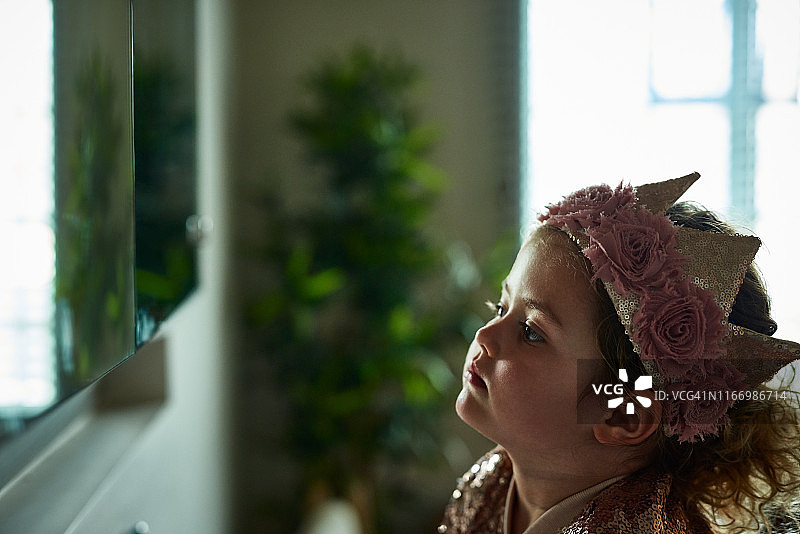 年轻女孩的肖像戴着织物王冠与鲜花图片素材