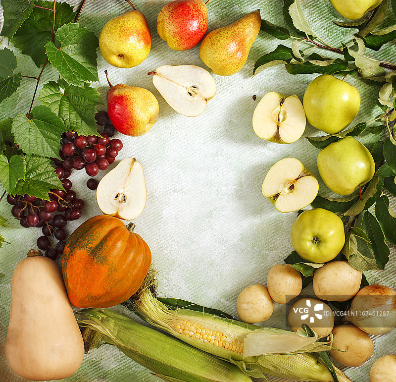 各种生水果和蔬菜。有机秋季蔬菜和水果。图片素材