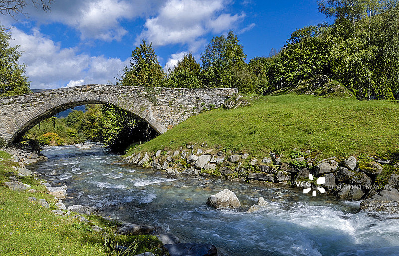 法国，Occitanie，比利牛斯国家公园，Val d’Azun，古老的石桥上的Azun给(名称指湍急的河流，在比利牛斯西部)图片素材