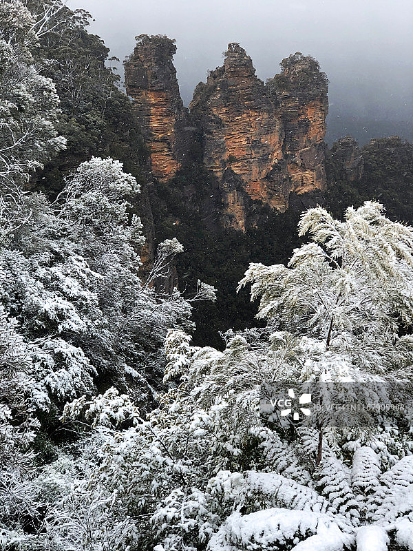 澳大利亚蓝山，卡图姆巴，三姐妹雪景图片素材