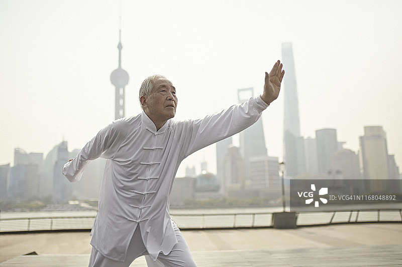 外滩上活跃的中国老人打着太极图片素材