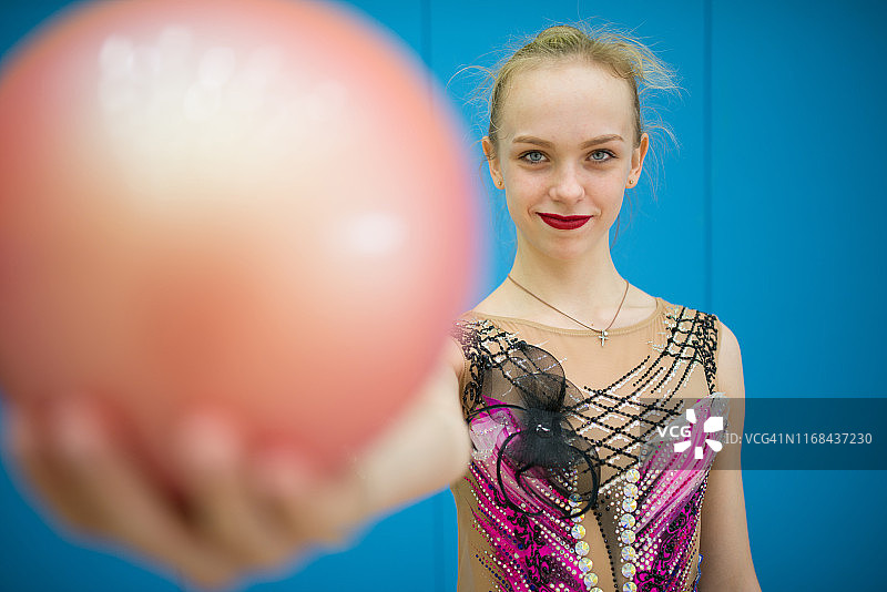 少女女子体操运动员用球表演常规动作的肖像图片素材