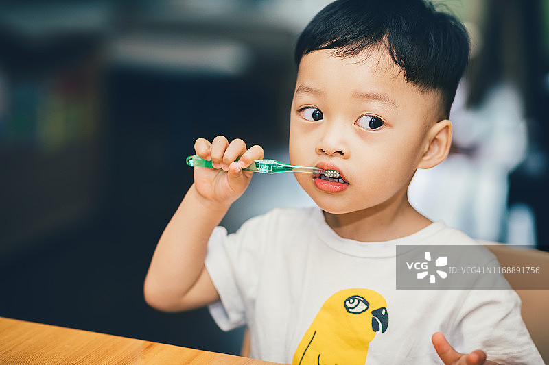 亚洲小男孩在刷牙。图片素材
