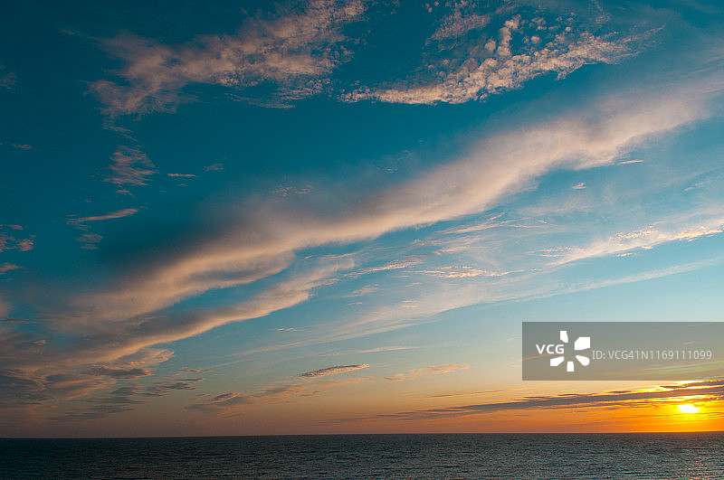 日落在普拉亚维多利亚海滩-加的斯图片素材