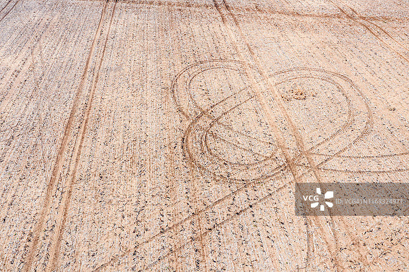 鸟瞰图的模式在干旱条件下干燥的土壤耕作土地图片素材