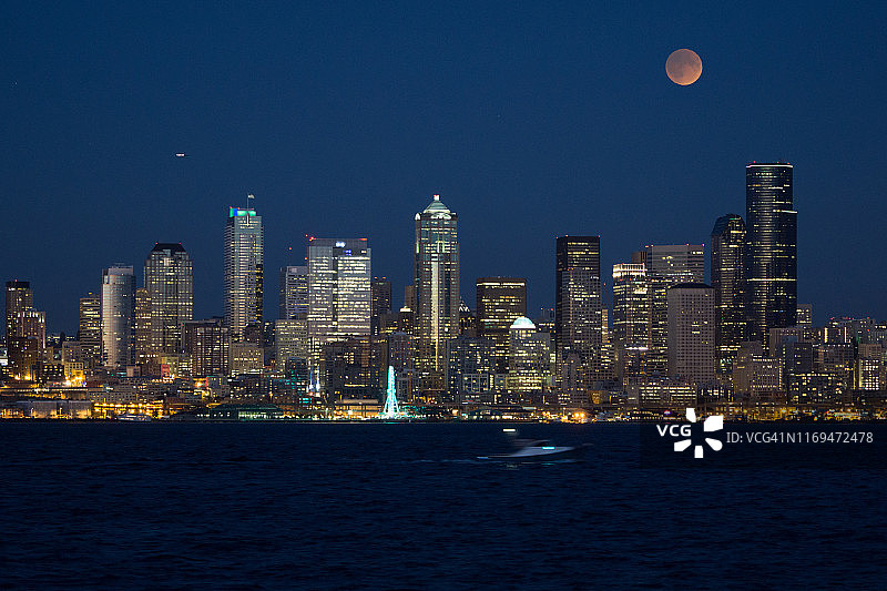 夜晚的西雅图天际线——蓝月亮图片素材