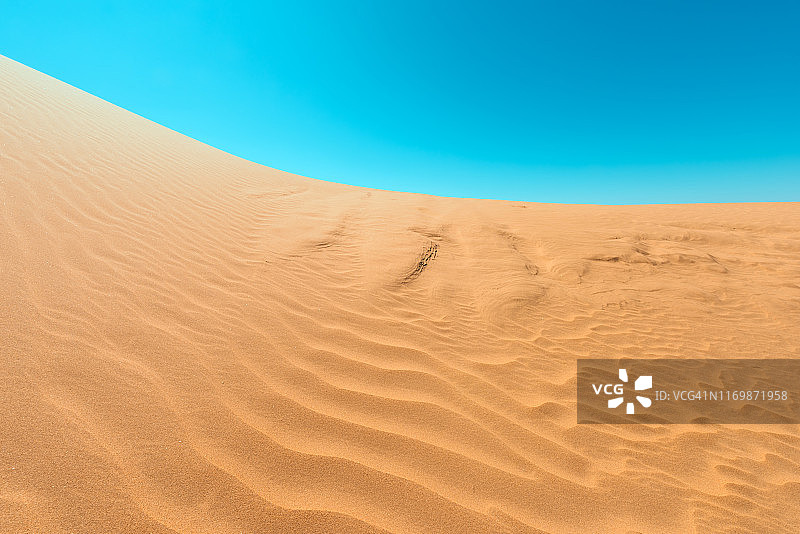 晴朗天空下的沙漠景观图片素材