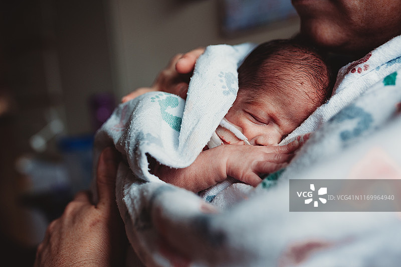 29周早产儿由母亲在NICU医院抱着图片素材
