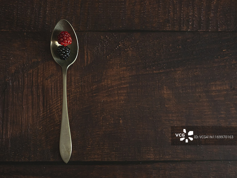 秋天的水果:一个老羊驼勺子和红色和黑色的黑莓图片素材