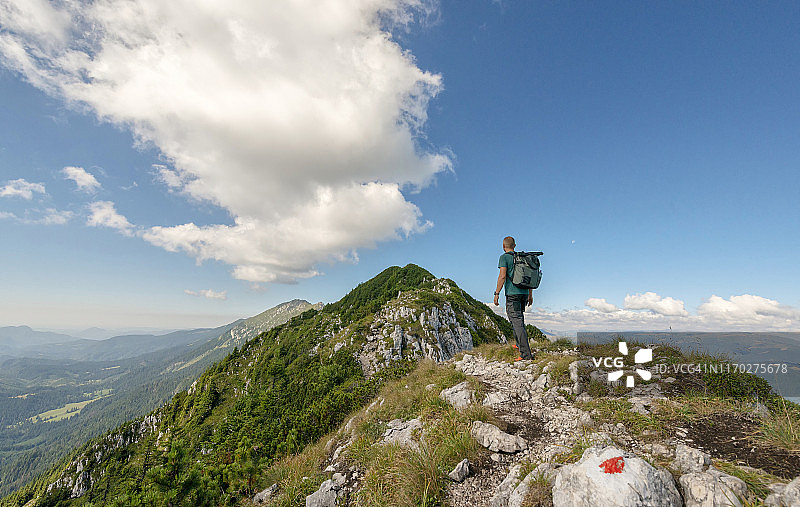 一名男子站在罗马尼亚布拉索夫的Piatra Craiului山脉的主山脊上图片素材