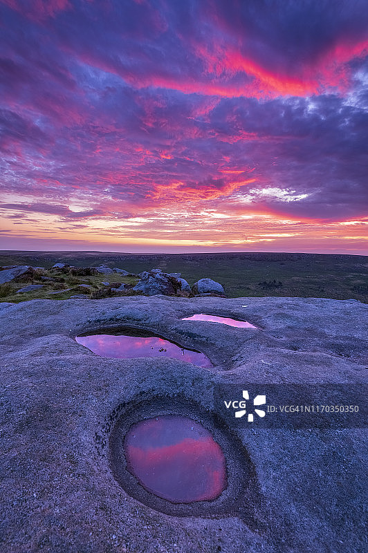 Higger Tor上的紫色日出。Hathersage峰区。英国图片素材