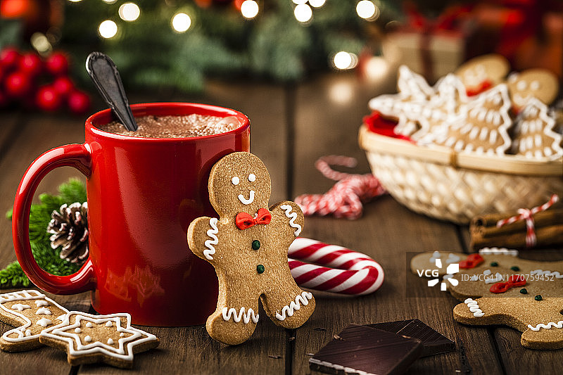 自制的热巧克力杯和姜饼饼干放在圣诞桌上图片素材