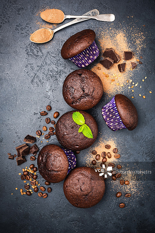 黑色背景的黑巧克力松饼图片素材