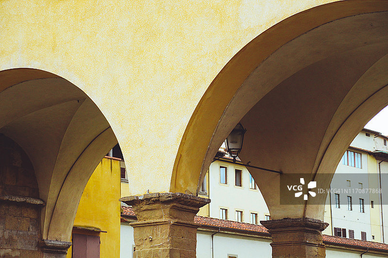 维琪奥桥的拱门对着古老的建筑图片素材