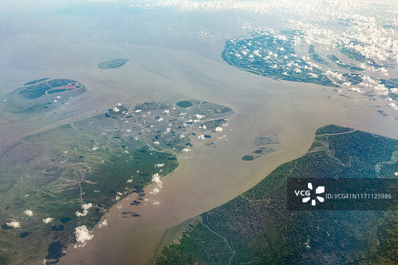 从飞机上俯瞰孟加拉湾和登加查岛图片素材